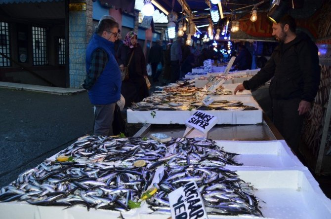 Hamsi Fiyatları 5 Tl’ye Kadar Gerileyince Vatandaş Tezgahlara Akın Etti