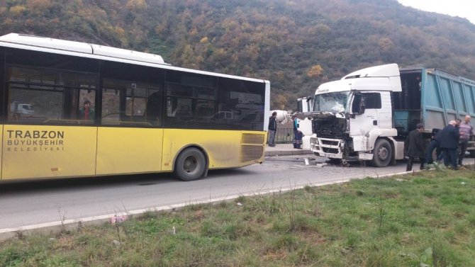 Trabzon’da Belediye Yolcu Otobüsüne Tır Çarptı: 9 Yaralı