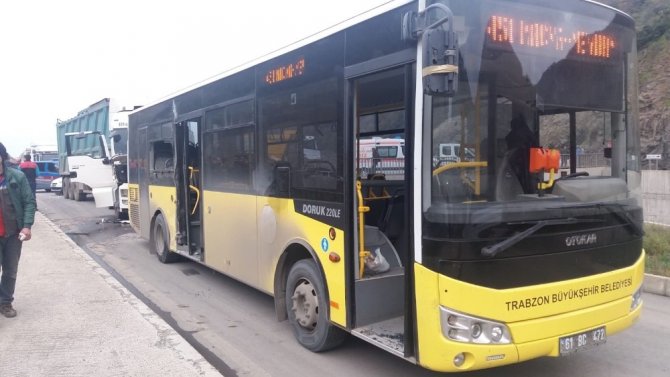 Trabzon’da Belediye Yolcu Otobüsüne Tır Çarptı: 9 Yaralı