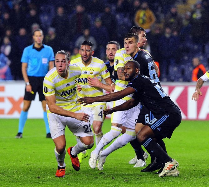 Fenerbahçe Garantiledi, Beşiktaş Son Haftaya Bıraktı