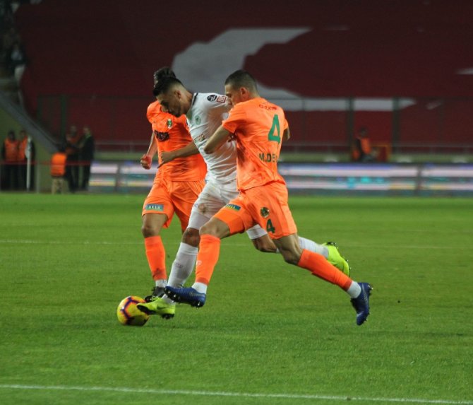 İlk Yarı Sessiz Bitti