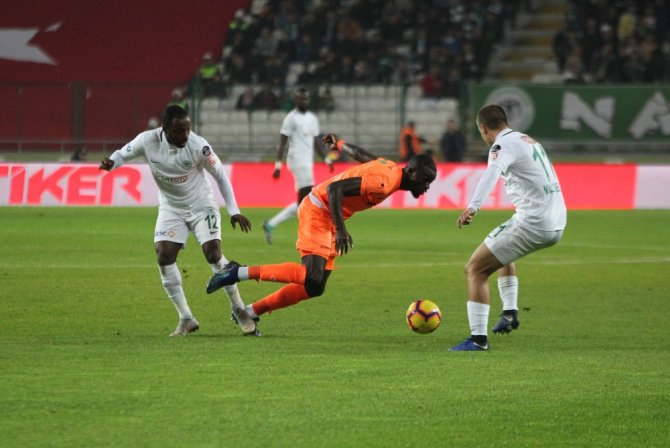 İlk Yarı Sessiz Bitti