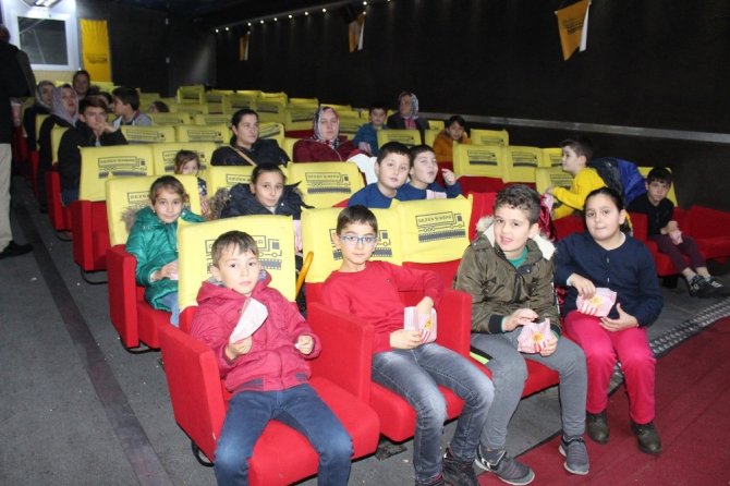 Sinemaya Gidemeyen Çocuklar İlk Kez Gezici Sinemayla Buluştu