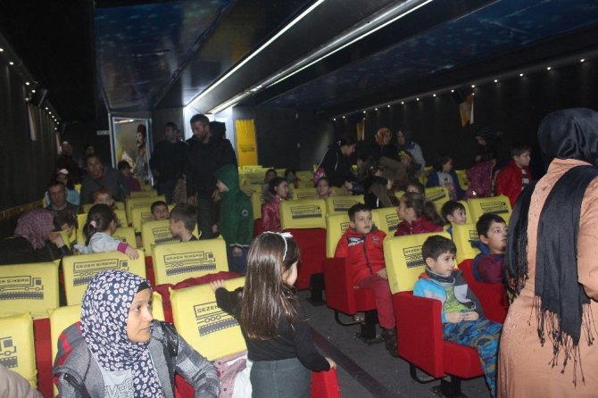 Sinemaya Gidemeyen Çocuklar İlk Kez Gezici Sinemayla Buluştu