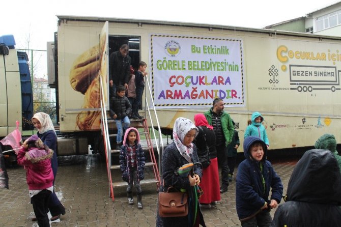 Sinemaya Gidemeyen Çocuklar İlk Kez Gezici Sinemayla Buluştu