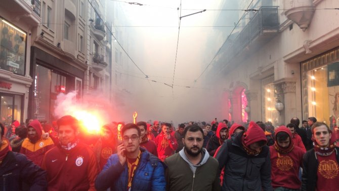 Galatasaray Taraftarından Meşaleli Şov