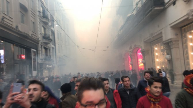 Galatasaray Taraftarından Meşaleli Şov