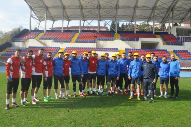 Antrenmana Madenci Baretleriyle Çıktılar