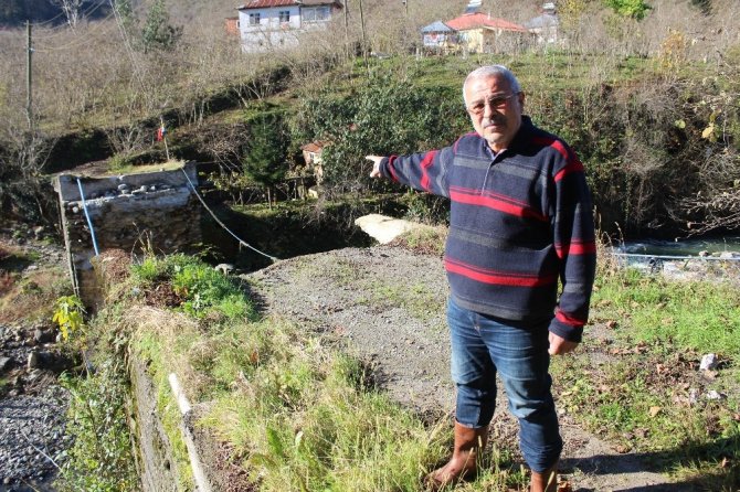 Köprü Yıkıldı, Ulaşımları Kesildi