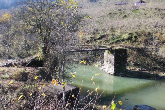 Köprü Yıkıldı, Ulaşımları Kesildi