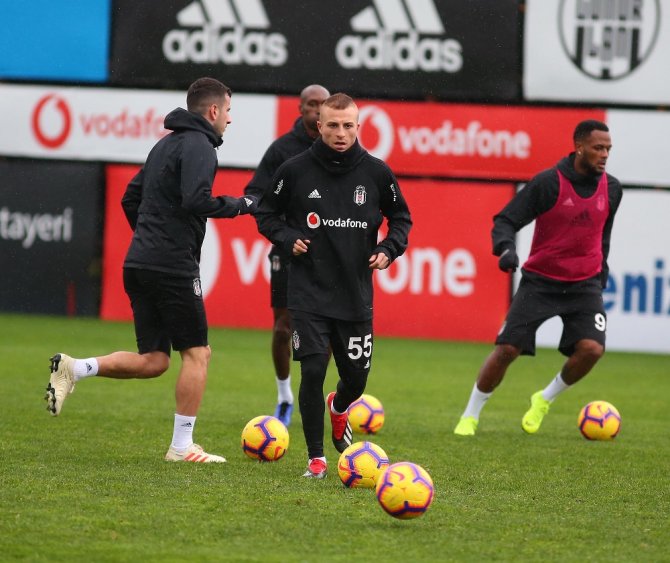 Beşiktaş, Yağmur Altında Çalıştı