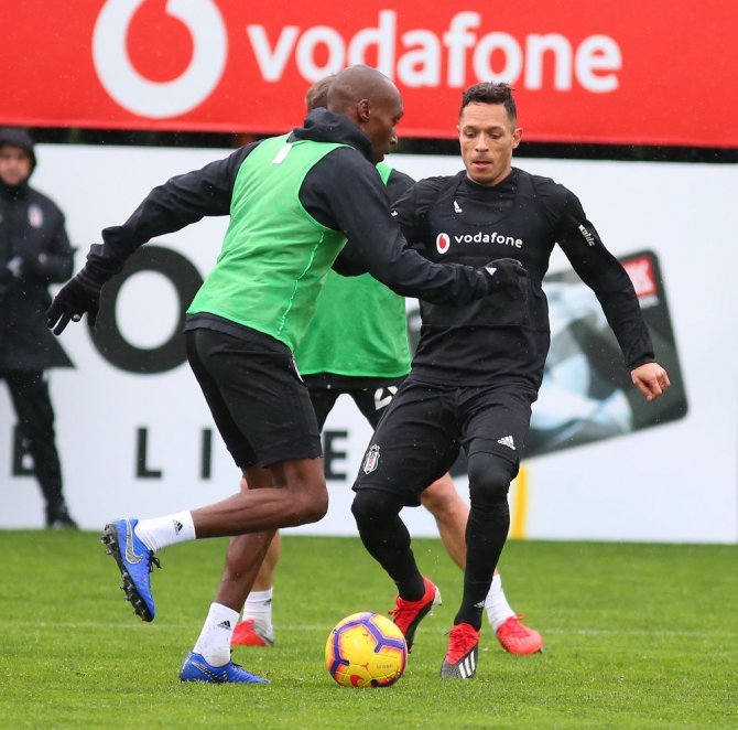 Beşiktaş, Yağmur Altında Çalıştı