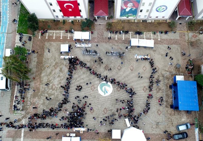 Üniversite Öğrencileri 400 Kilo Hamsiyi 2 Saatte Tüketti