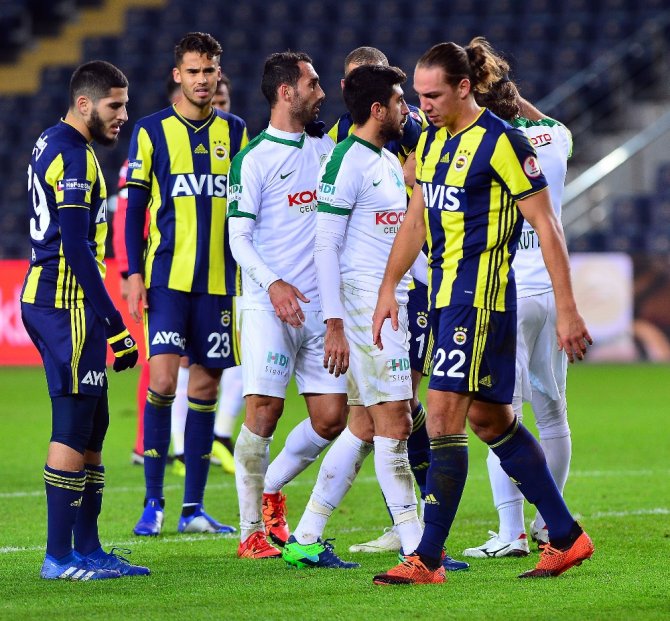 İlk Yarı Sessiz Bitti