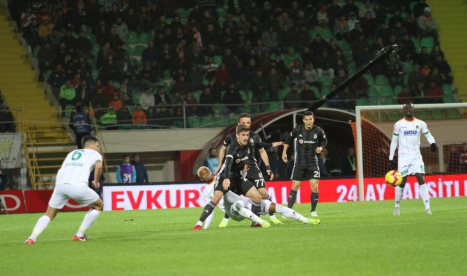 İlk Yarı Sessiz Bitti