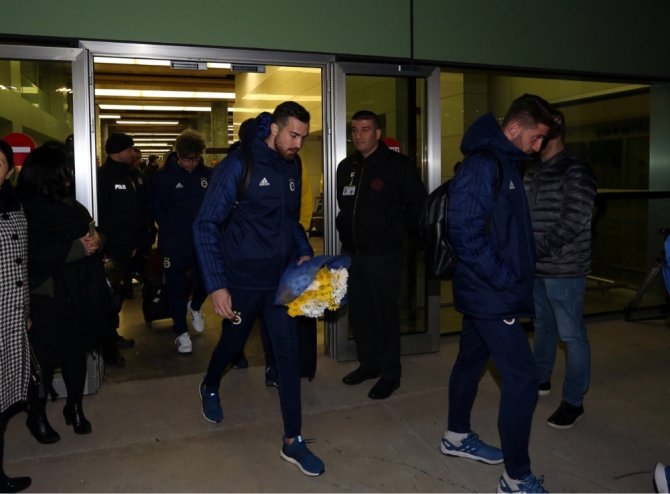 Fenerbahçe’ye İzmir’de Çiçekli Karşılama