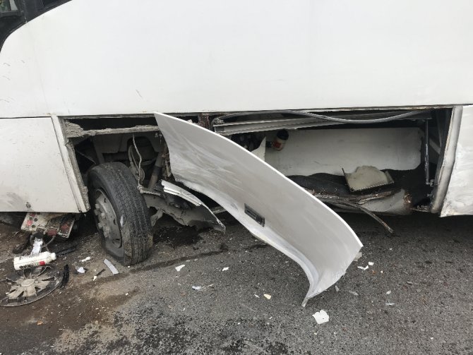 Otomobil Minibüse Ve Vatandaşlara Çarptı: 3 Yaralı
