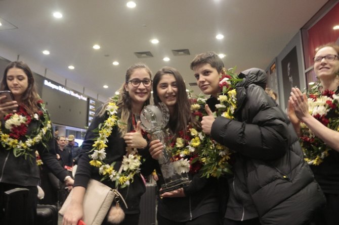Şampiyon Yurda Döndü