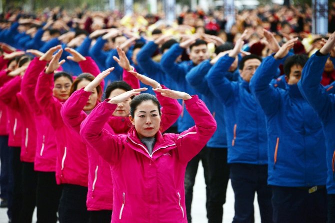 500 Bin Kişi Aynı Anda ’Kungfu Yoga’ Yaptı