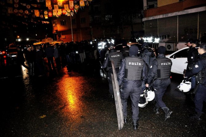 Diyarbakır’da Hdp İl Binasına Operasyon: 35 Gözaltı