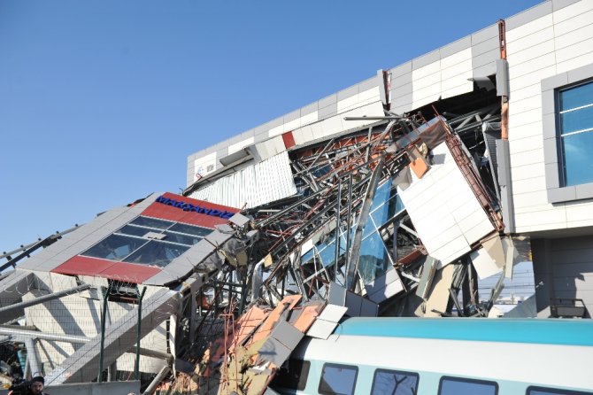 Tren Kazasında 9 Ölü, 84 Yaralı