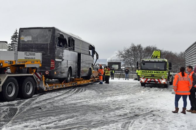 İsviçre’de Tur Otobüsü Kaza Yaptı: 1 Ölü, 44 Yaralı