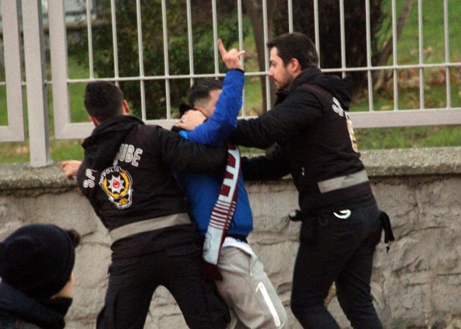 Trabzonsporlu Taraftarlar Arasında Gerginlik Çıktı