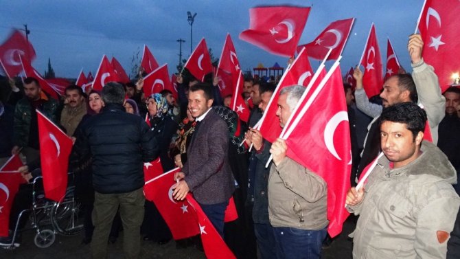 Sınırın Sıfır Noktasında Mehmetçiğe Türk Bayraklı Destek