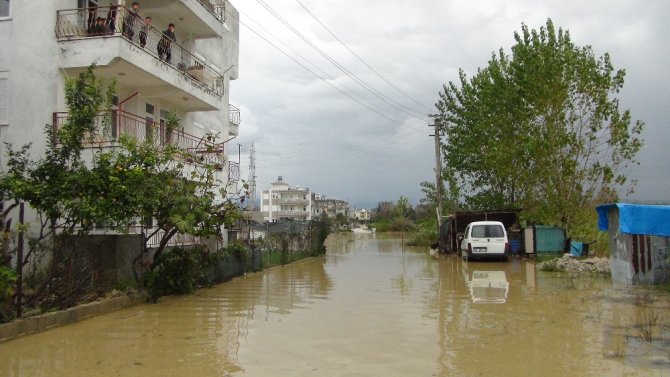 Dere Ve Kanallar Taştı: Sokaklar Göle Döndü