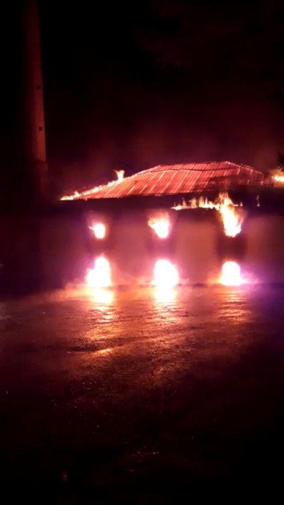 Tarihi Cami Alev Alev Yandı