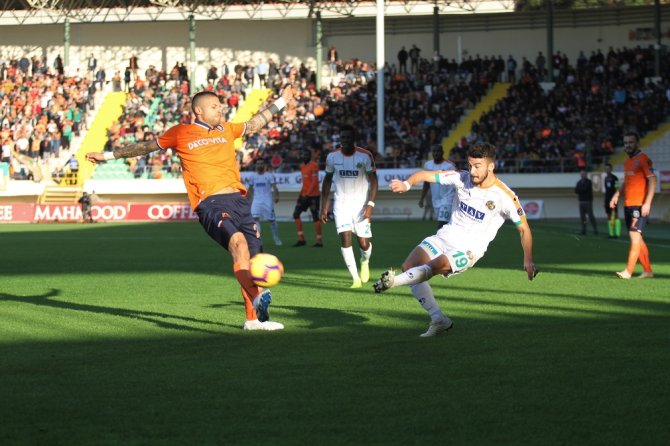 İlk Yarı Başakşehir’in