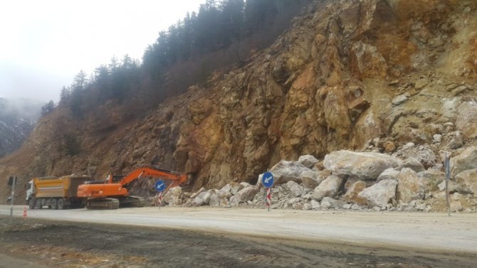 Gümüşhane-trabzon Karayolundaki Heyelan
