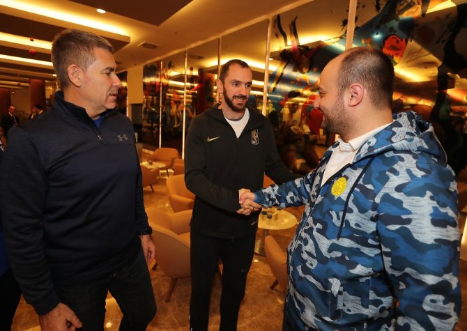 Ramil Guliyev Fenerbahçeli Futbolcuları Ziyaret Etti