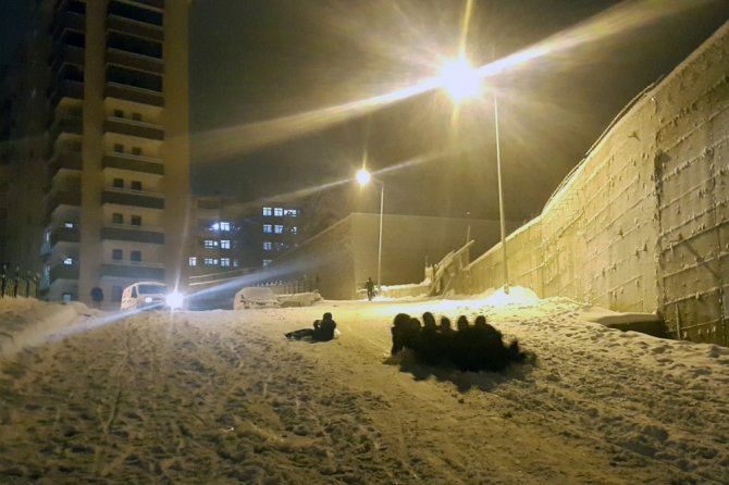 Poşetini Alan Geldi, Karda Doyasıya Eğlendi