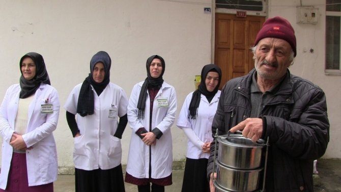 Artvin’de ‘Vefalı Eller Ve Gülen Yüzler’ Yaşlılara Ve Hastalara Yardıma Koşuyor