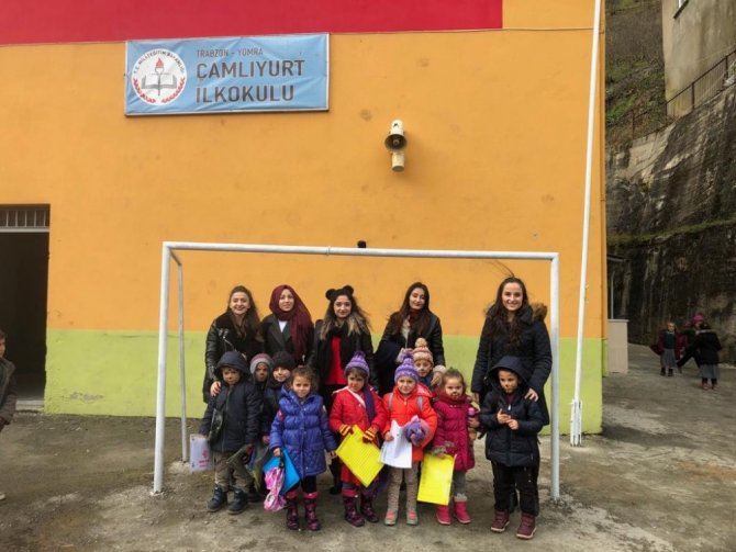 Trabzon Üniversitesi Öğrencileri ‘Mutlu Çocuklar İçin’ Sloganıyla Köy Okullarına Destek Oluyor
