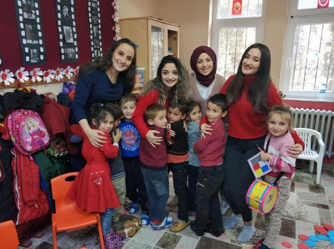 Trabzon Üniversitesi Öğrencileri ‘Mutlu Çocuklar İçin’ Sloganıyla Köy Okullarına Destek Oluyor