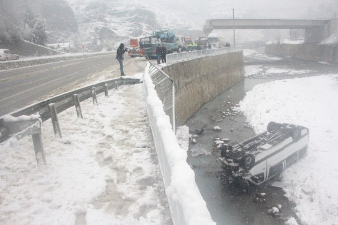 Trabzon’da Yolcu Minibüsü Dereye Uçtu: 15 Yaralı