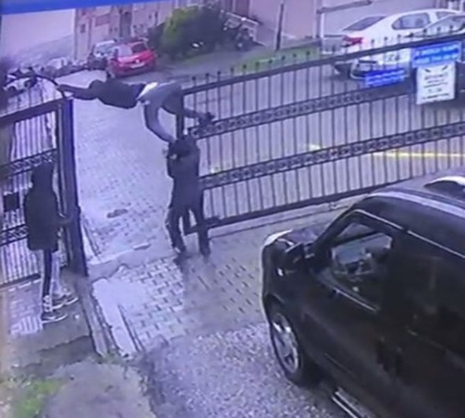 Demir Kapıda Asıla Kaldı