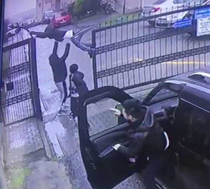 Demir Kapıda Asıla Kaldı