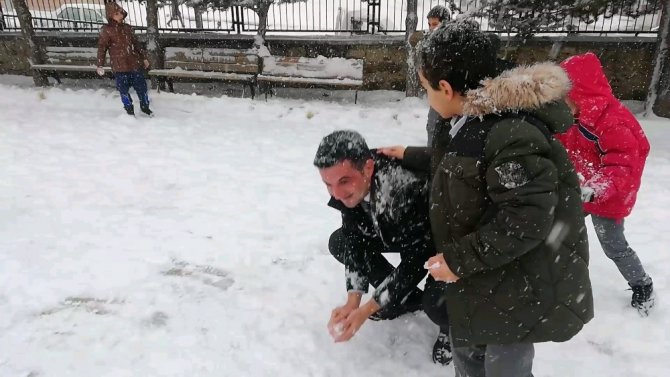 Kaymakamı Kartopu Yağmuruna Tuttular
