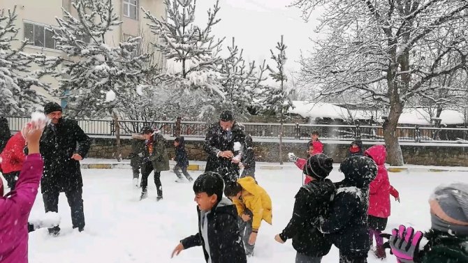 Kaymakamı Kartopu Yağmuruna Tuttular
