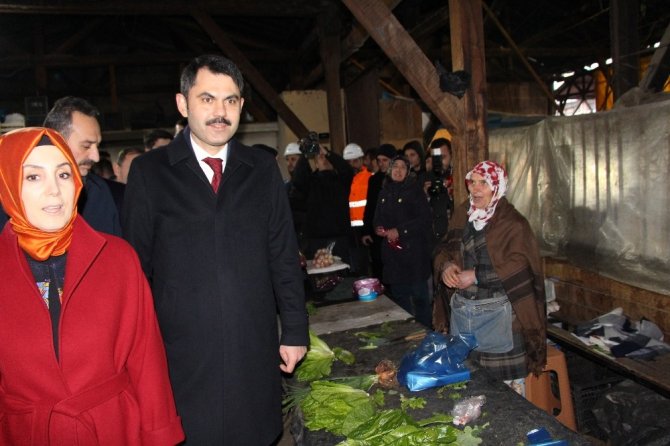 Çevre Ve Şehircilik Bakanı Kurum Trabzon’da Kadınlar Pazarı’na Gitti, Bez Torba Dağıttı