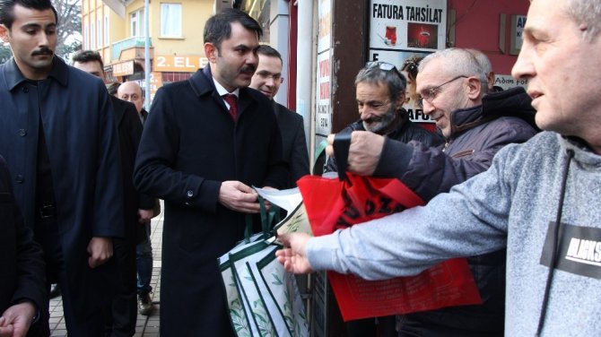 Çevre Ve Şehircilik Bakanı Kurum Trabzon’da Kadınlar Pazarı’na Gitti, Bez Torba Dağıttı