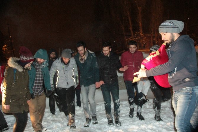 Poşetle Kaydılar, Tulumla Isındılar