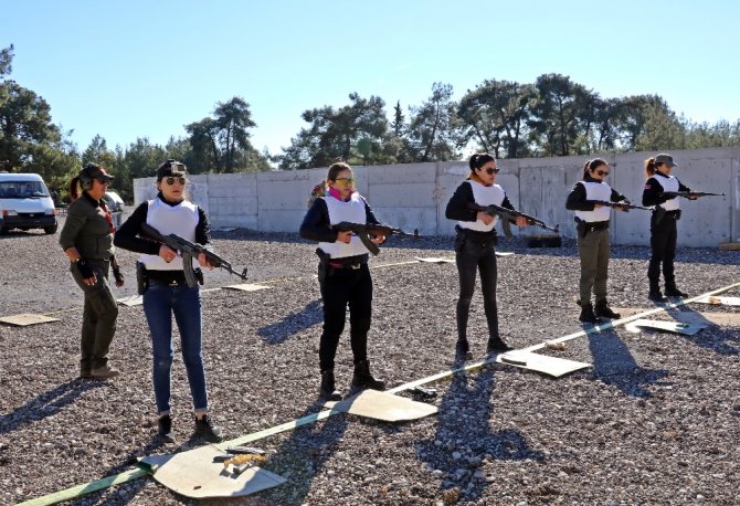 Kadın Polisler Erkek Meslektaşlarına Taş Çıkartıyor