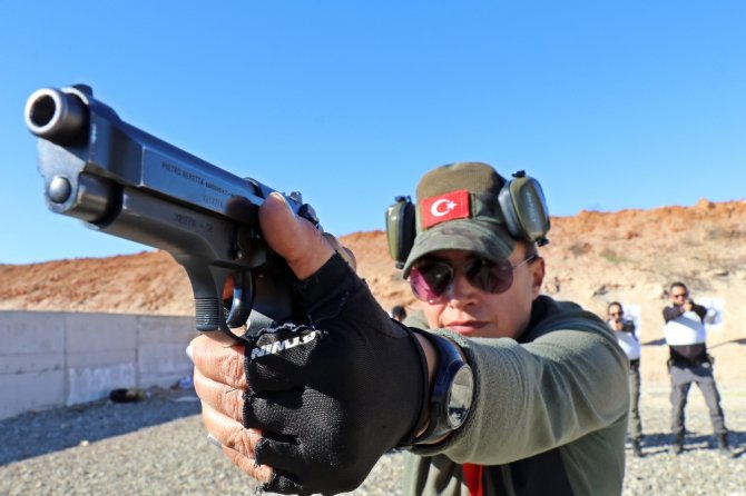 Kadın Polisler Erkek Meslektaşlarına Taş Çıkartıyor