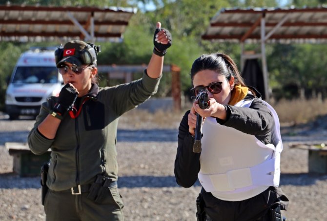 Kadın Polisler Erkek Meslektaşlarına Taş Çıkartıyor