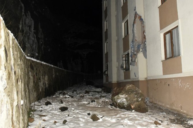 Gümüşhane’de Dev Kayalar Apartmanın Üzerine Düştü