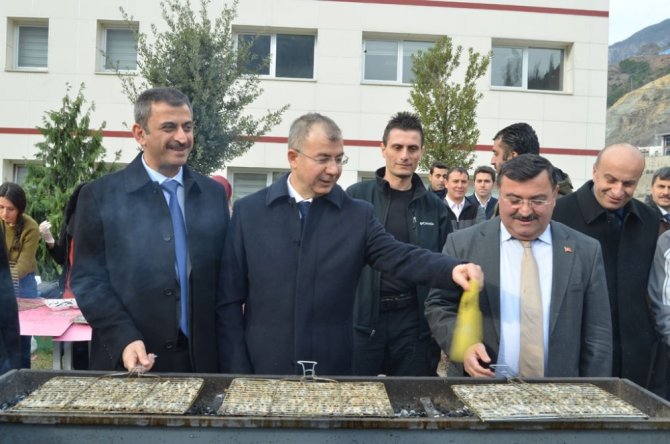 Artvin’de Üniversite Öğrencileri Hamsiye Doydu